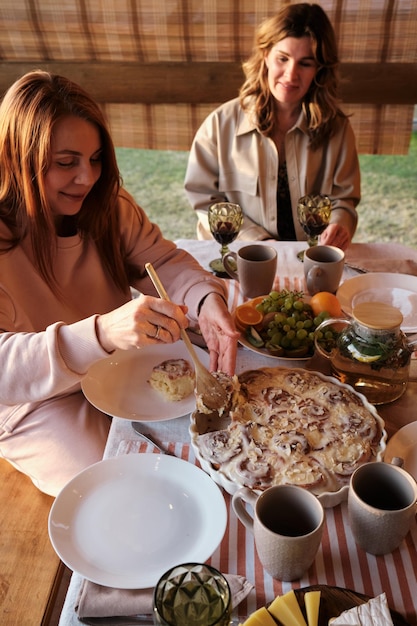 Spokojní užívatelia pri stole